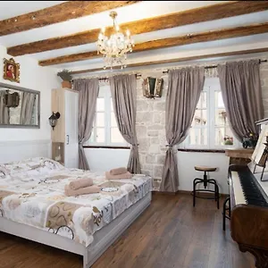 https://domus-maximus.in-istria.net